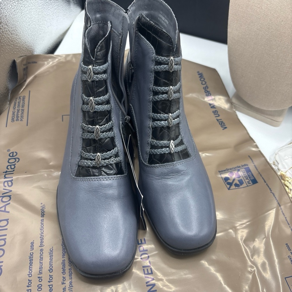 Women’s Slate Gray Leather Lace-Front Ankle Booties